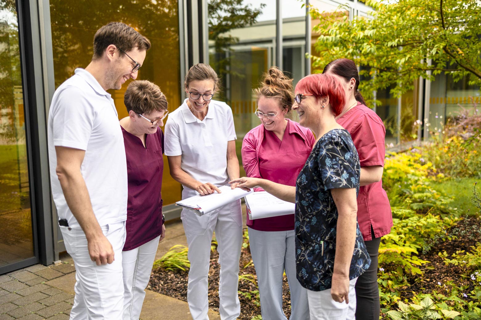 Kurze Teambesprechung im Innenhof