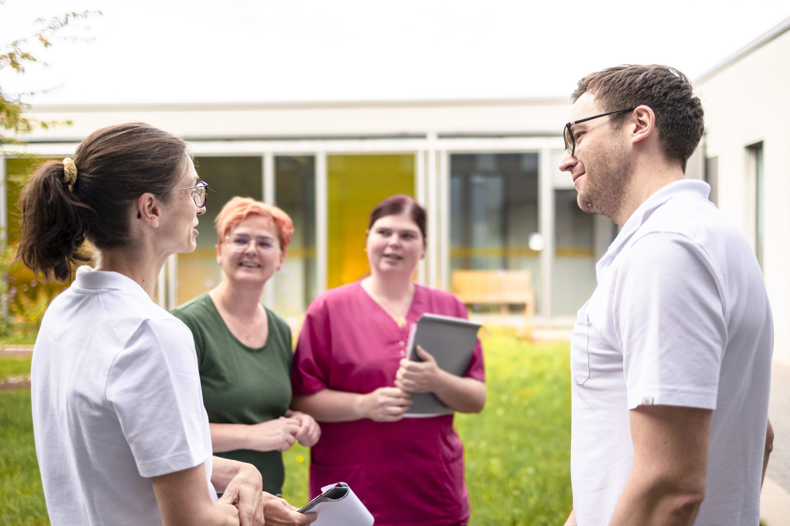 Dr. Breitkopf bespricht die nächsten Schritte mit dem Team