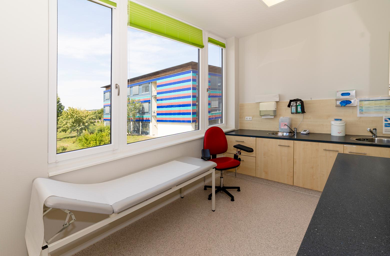 Behandlungsraum mit Blick auf Klinikum Apolda